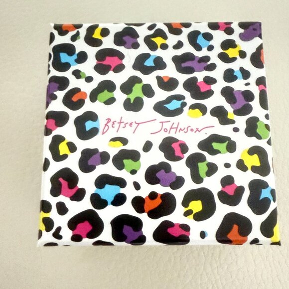 NIB BETSEY JOHNSON WHITE SUGAR SKULL EARRINGS STUD DIA DE LOS MUERTOS HALLOWEEN - Picture 7 of 7